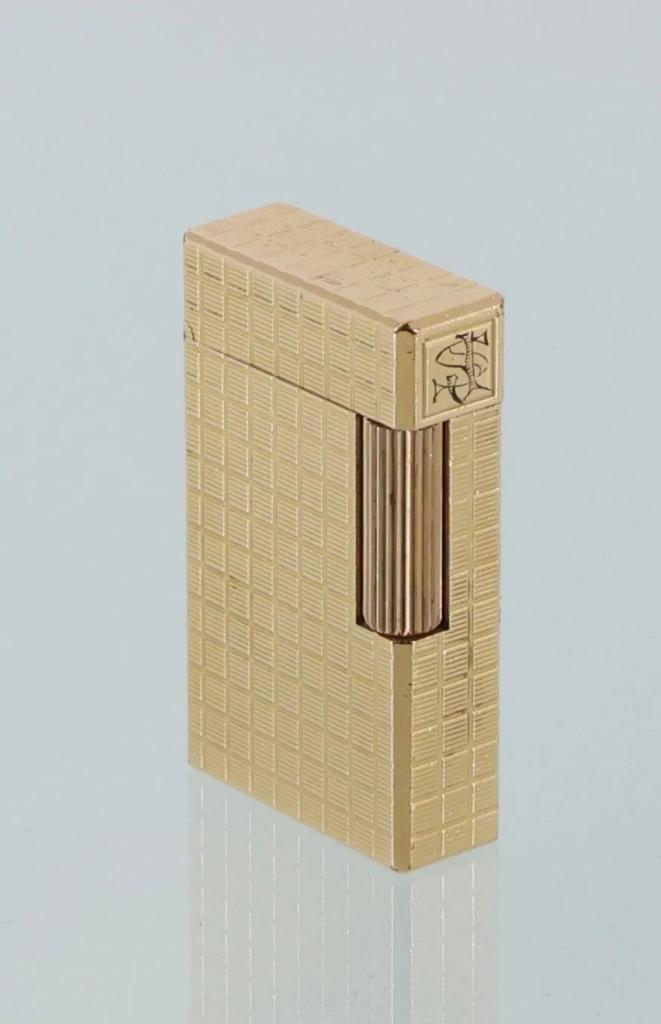 Expertise ST DUPONT - Briquet en métal doré à décor de quadrillages à cannelures - Artemis Estimations