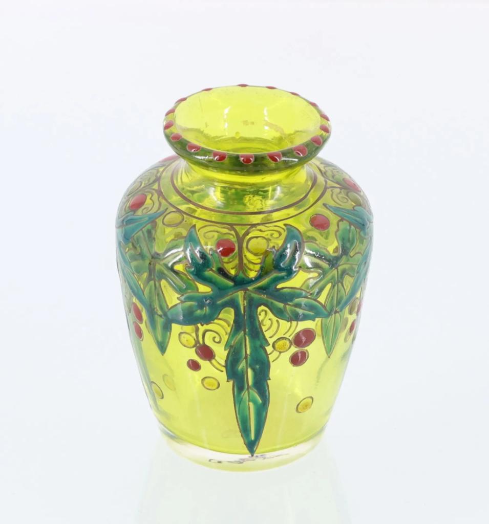 Expertise GALLE Petit vase en verre vert à décor émaillé de houx - Artemis Estimations