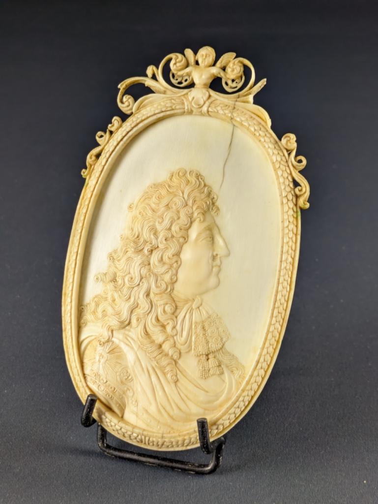 Expertise UN PORTRAIT DU ROI ESTIME 800/1 200 € ADUJGE 4 000 € - Artemis Estimations