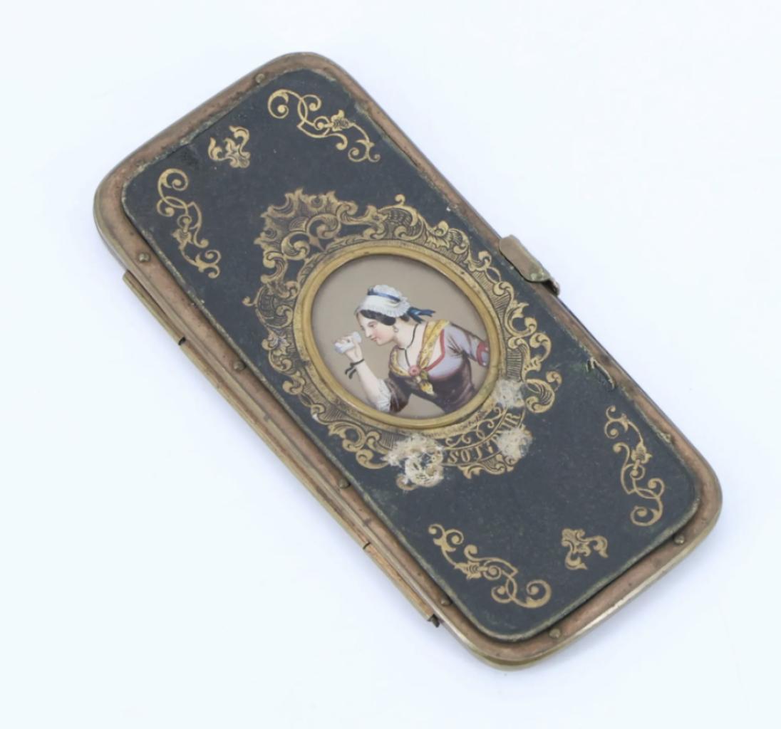 Expertise Etui à cigarettes en laiton et cuir - Artemis Estimations