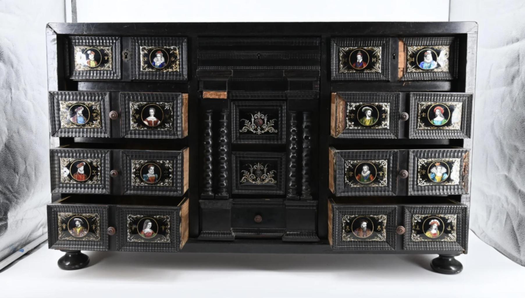 Expertise Cabinet en bois noirci goût du XVIIème - Artemis Estimations